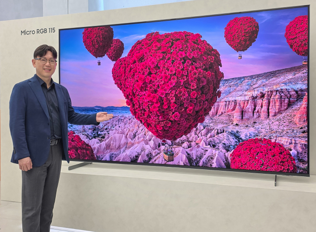 삼성전자 영상디스플레이사업부 용석우 사장이 ‘더 퍼스트룩 서울 2026’ 행사에서 115형 ‘마이크로 RGB’ TV를 소개하고 있다