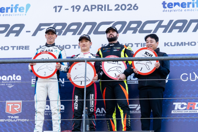 박준의 드라이버(왼쪽에서 두 번째), 쏠라이트 인디고 레이싱 이재우 감독(오른쪽에서 첫 번째)