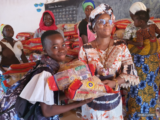 아동이 마카로니 포대를 받아들고 환히 웃고 있다(제공=월드쉐어)