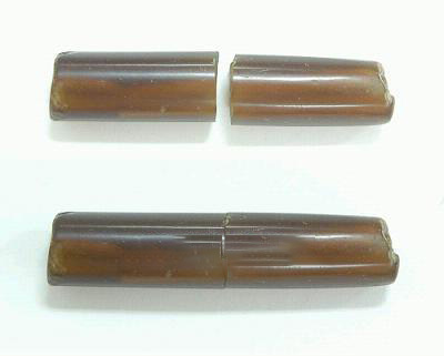 수촌리 고분군에서 출토된 부절은 4·5호분에서 각각 반으로 쪼개진 대롱옥 형태로 발견됐다. 4호분은 금동관과 큰 칼이 출토된 남성의 무덤이고, 5호분은 장식용 구슬이 주로 출토된 여성의 무덤으로 추정된다. 봉분을 따로 쓴 무덤에서 두 피장자의 관계를 증명하는 부절이 확인된 것은 이 수촌리 유적이 처음이다. 무령왕릉 발견 이후 최대의 백제 무덤 발굴 성과로, 공주지역 고대문화를 보여주는 중요한 자료로 평가받고 있다