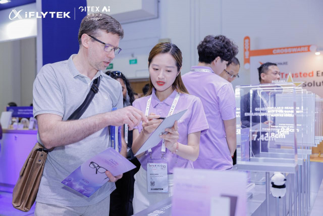 ‘GITEX ASIA 2026’ iFLYTEK 부스 방문객이 ‘AINOTE 2’를 체험하고 있다