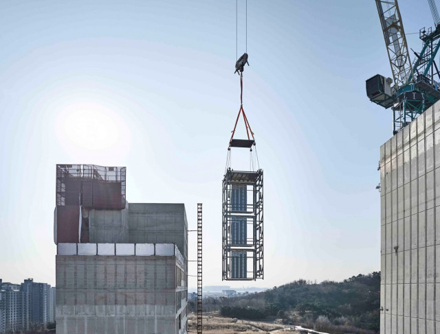 3개 층으로 사전 제작된 이노블록 모듈이 지난달 인천 송도 힐스테이트 센터파크 현장에서 적층되고 있다