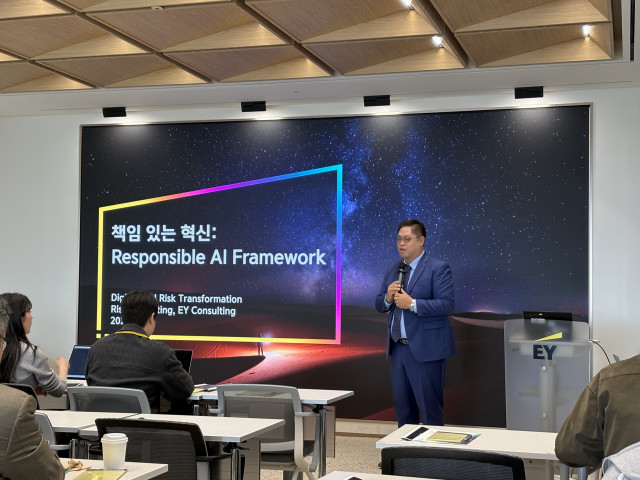EY컨설팅 채수완 파트너가 국내외 AI 규제 동향을 설명하며 AI 도입 과정에서 직면하는 주요 컴플라이언스 리스크를 제시하고 있다