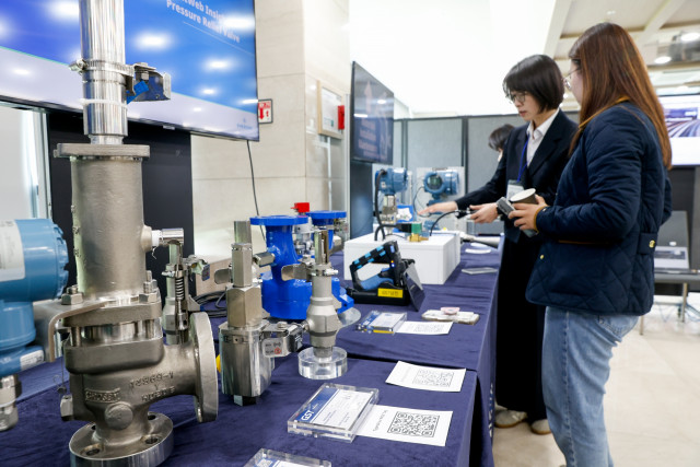 ‘대전 2026 테크 커넥트’에 참석한 고객들이 데모 전시존을 관람하고 있다