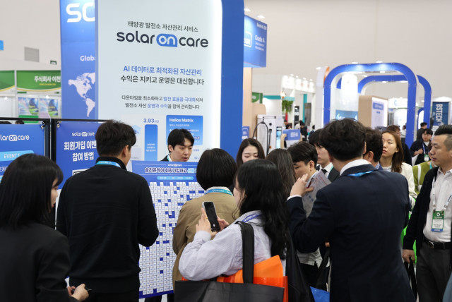 방문객들이 2026 국제그린에너지엑스포 솔라온케어 부스를 둘러보고 있다 ©에이치에너지