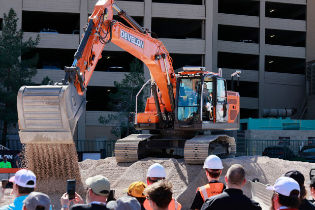 조종석에 운전자가 없는 무인 자율 굴착기를 북미 건설장비 전시회인 ‘콘엑스포 2026’에서 시연하고 있다
