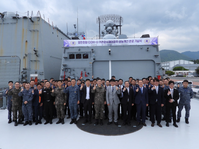 한화시스템이 30일 경남 창원 진해항에서 ‘양만춘함(DDH-I) 통합기관제어체계(ECS) 성능개선 완료 기념식’을 개최했다.  신유찬 해군본부 군수참모부장(가운데), 김영진 한화시스템 해양사업단장(오른쪽)