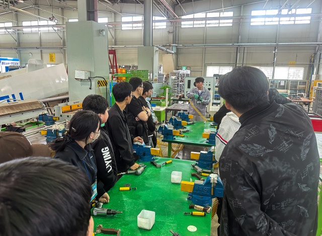 한국항공대학교 항공캠프에 참여한 북향민 청년·청소년들이 항공정비 실습 교육을 받고 있다