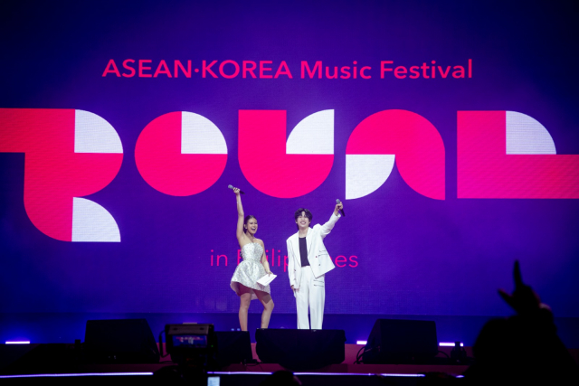 공동 호스트로 나선 10CM와 필리핀 배우 겸 진행자 Gabbi Garcia