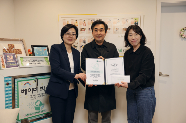 엘에이치주거복지정보는 노사 공동으로 재단법인 주사랑공동체를 방문해 위기 영아 보호를 위한 나눔 성금을 전달했다. 왼쪽부터 김미선 노동조합위원장, 엘에이치주거복지정보 홍성필 대표이사, 주사랑공동체 후원홍보부 양창수 팀장