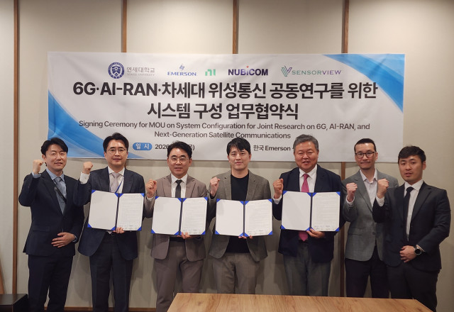 왼쪽부터 한국NI 이상현 부장, 연세대 채찬병 교수, 센서뷰 김병남 사장, 한국NI 정구환 사장, 누비콤 신동만 사장, 센서뷰 금교홍 상무, 누비콤 김기륭 부장이 6G·AI-RAN·차세대 위성통신 공동연구를 위한 시스템 구성 업무협약 체결 후 기념사진을 촬영하고 있다
