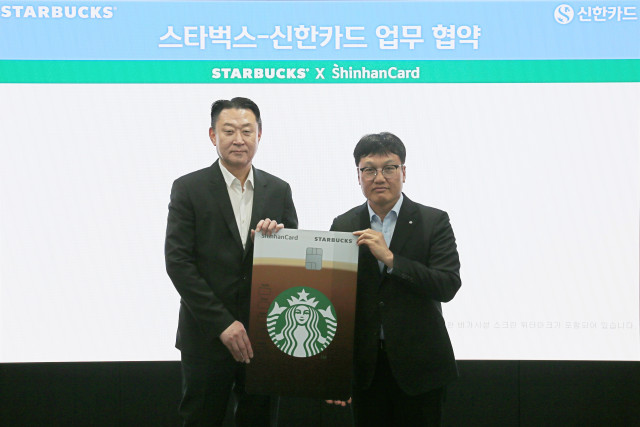 업무협약식에 참석한 박창훈 신한카드 사장(오른쪽)과 손정현 스타벅스 코리아 대표이사가 기념사진을 촬영하고 있다