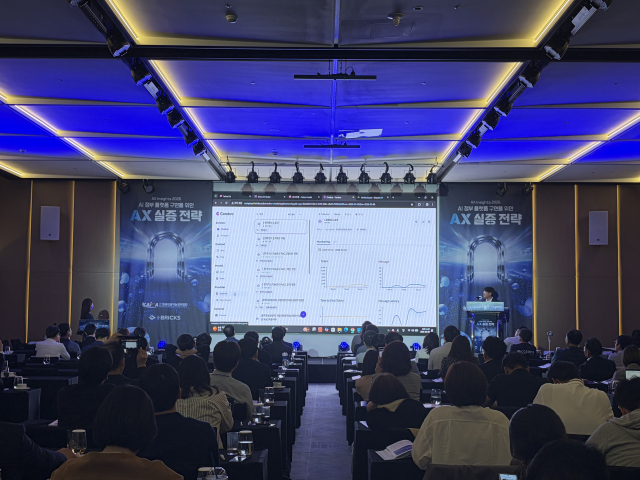아이브릭스가 5월 8일 열린 AX Insights 2026 컨퍼런스에서 ‘Cerebro Studio’ 화면을 소개하고 있다