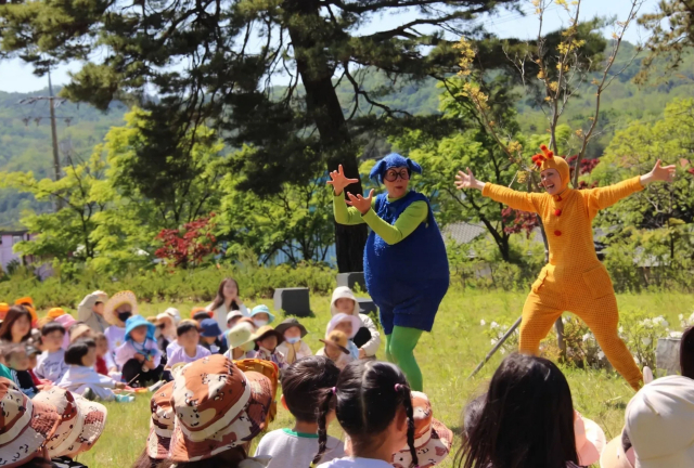 스웨덴 마임 극단 ‘밈 테아트른’의 고성 공연 현장