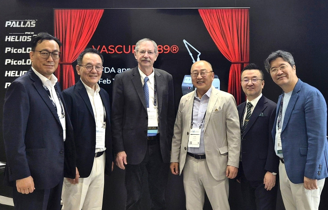 ASLMS 2026에서 세계적 석학 록스 앤더슨 박사(가운데)가 레이저옵텍 부스를 방문해 차세대 혈관 레이저 ‘바스큐라589(VASCURA 589)’에 대한 설명을 들은 뒤 관계자들과 기념 촬영을 하고 있다(사진=레이저옵텍)