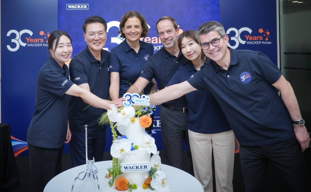 바커케미칼코리아 30주년 기념 행사. 왼쪽부터 유지원 임직원 대표, 조달호 바커케미칼코리아 대표이사, 안젤라 뷀 바커케미칼 경영이사회 이사, 크리스티안 키르스텐 바커케미칼 경영이사회 이사, 김지영 바커케미칼코리아 부사장, 로홍 모리노 바커케미칼 실리콘 사업부 아시아 지역 총괄