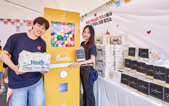 RMHC Korea 부스 담당자들이 ‘2026 맥도날드 해피워크’ 참가자들을 대상으로 바스틀리의 친환경 제품을 소개하고 있다