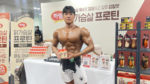 ‘2026 WNGP 강남’ 대회 현장에 마련된 하림 ‘닭가슴살 프로틴’ 체험 부스에서 대회 참여자가 포즈를 취하고 있다