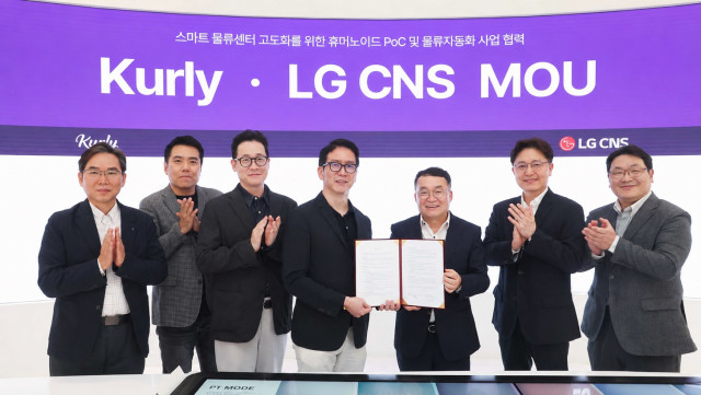 LG CNS 통신유통서비스사업부장 박상균 전무(오른쪽 두번째)와 스마트물류&시티사업부장 이준호 전무(오른쪽 세번째)가 컬리 COO 허태영 부사장 등 경영진과 기념촬영을 하고 있다