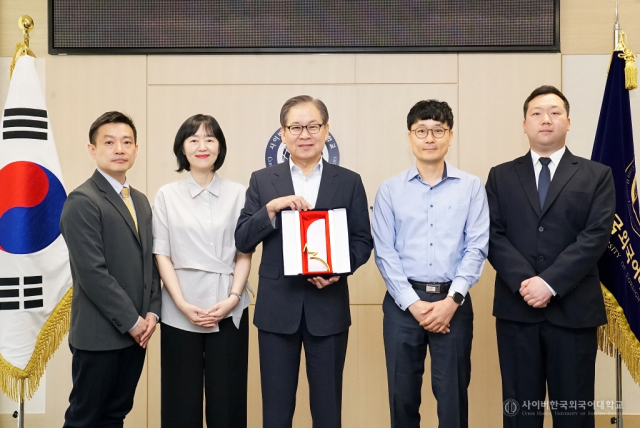사이버한국외국어대학교가 ‘제2회 대한민국 인공지능 혁신대상’에서 AI혁신 종합부문 대상을 수상했다. 왼쪽부터 사이버한국외대 조용민 정보지원팀장, 강하나 교육혁신처장, 문휘창 총장, 정보지원팀 이성수 담당, 정기룡 조교