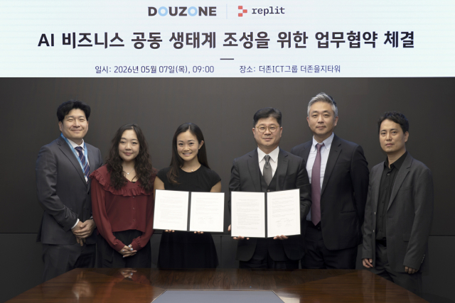 7일 서울 중구 더존을지타워에서 열린 더존비즈온과 레플릿의 업무협약(MOU) 체결식에서 양사 주요 관계자들이 기념촬영을 하고 있다. 왼쪽부터 더존비즈온 김보성 부장, 레플릿 빅토리아 김(Victoria Kim) 제품 디자인 총괄 헤드, 메건 루안(Megan Ruan) 글로벌 성장 총괄 헤드, 더존비즈온 지용구 사장, 방영선 부사장, 양정환 책임 연구원