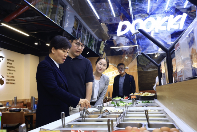 송미령 농림축산식품부 장관(왼쪽)이 DI VINA 김완엽 대표(가운데)로부터 베트남 현지 두끼 매장의 식자재 활용 현황에 대한 설명을 듣고 있다