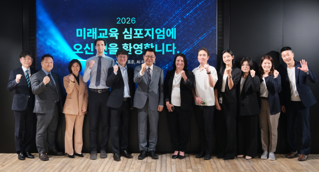 미래교육 심포지엄 발표자, 패널, 관계자들이 단체사진을 촬영하고 있다. 왼쪽부터 이명구 광신중학교 교감, 정재엽 경기도교육청 디지털교육정책과 장학관, 이은주 경기도교육연구원 소장, 다니엘 콕스 디지털리터러시협회 외래교수, 박일준 디지털리터러시협회 회장, 이한주 대통령 정책특별보좌관, 미아 갈릭 메타 호주·일본·한국·뉴질랜드·태평양 공공정책 총괄, 이원희 메타코리아 이사, 리사 콕 메타 아시아퍼시픽 매니저, 윤선동 서초구 AI 마법학교 전문 코치