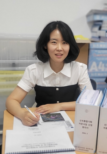 수서 동익아파트 재건축 추진준비위원회 최서현 위원장이 강남구청에 방문해 담당 주무관에게 관련 서류를 설명하고 있다