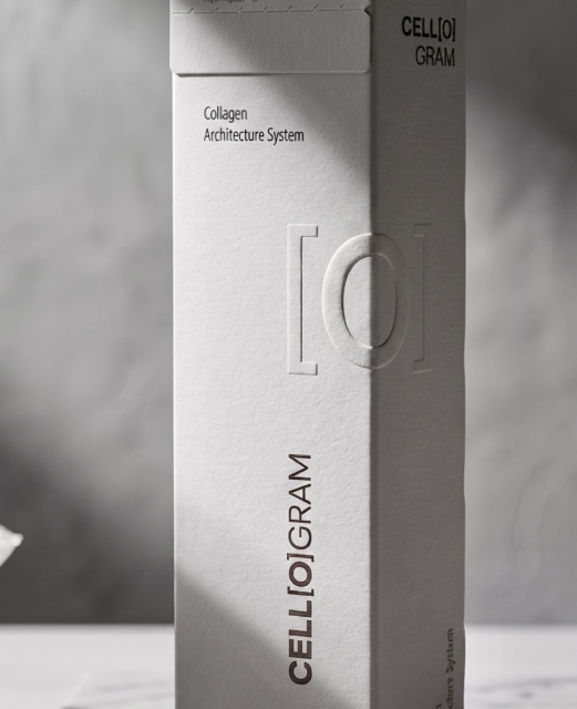 클리어메드(CLEARMED)의 전문가용 ECM 부스터 ‘셀로그램(CELLOGRAM)’. 역할이 다른 두 축으로 구성된 듀얼 액시스(Dual-Axis) 시스템으로, 구조 축 ‘콜라겐 아키텍처’는 PDLLA 30µm 비다공성 균일 마이크로스피어를 중심으로 히알루론산·트레할로스로, 환경 축 ‘이씨엠 프라임’은 PDRN(소듐디엔에이)·아미노산·비타민·미네랄 등 50종 이상의 성분을 8개 카테고리로 위계화해 구성된다. 브랜드 철학은 ‘피부는 살아있는 기