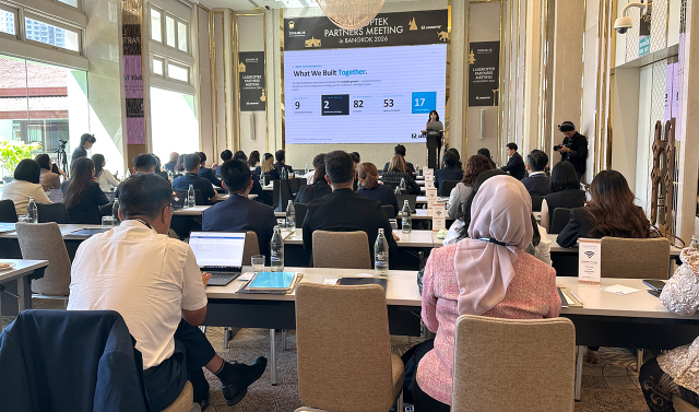 태국 방콕에서 열린 ‘LPM(LASEROPTEK Partners Meeting) in Bangkok’에서 참석자들이 강연을 듣고 있다(사진=레이저옵텍)