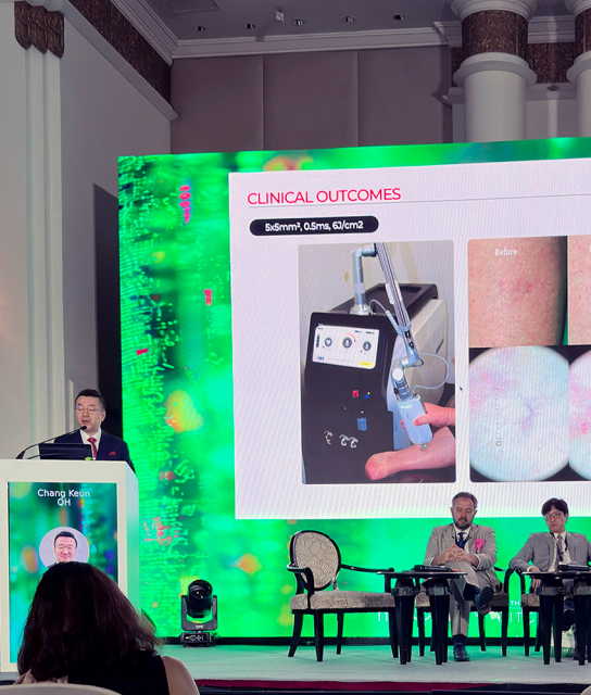 오즈피부과&nbsp;오창근&nbsp;원장이&nbsp;‘IMCAS&nbsp;Asia&nbsp;2026’&nbsp;Lasers&nbsp;&&nbsp;EBD&nbsp;세션에서&nbsp;‘바스큐라589'의&nbsp;임상&nbsp;경험을&nbsp;발표하고&nbsp;있다(사진=레이저옵텍)