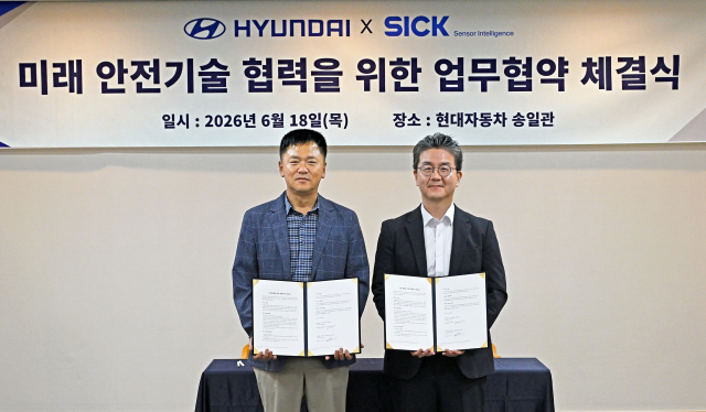현대차 안전환경관리사업부장 정상익 상무와 씨크코리아 문성식 대표가 업무협약식을 끝내고 기념사진 촬영을 하고 있다(제공=씨크코리아)