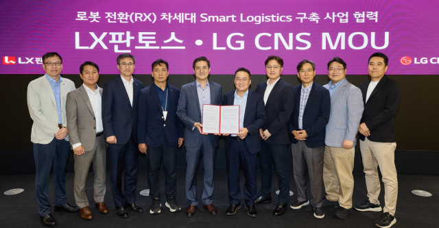 LG CNS 본사에서 열린 ‘차세대 스마트물류 구축 업무협약식’에서 LG CNS 이준호 전무(오른쪽 다섯 번째), 박상균 전무(오른쪽 네 번째), LX판토스 어재혁 부사장(왼쪽 다섯 번째)을 비롯한 양사 임직원들이 기념 촬영을 하고 있다.