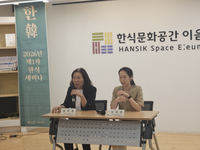 질의응답 중인 홍석경 교수와 김태연 대표