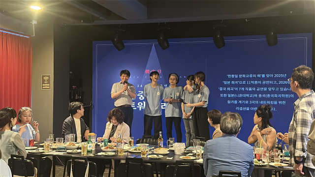 일본팀 배우들이 무대인사를 하고 있다