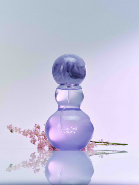 수야 서울 센트 오일은 헤어와 바디에 모두 사용할 수 있는 멀티유즈 센트 오일이다. 미스트처럼 가볍게 분사되지만 오일 특유의 보습감과 은은한 윤기를 남기도록 설계했으며, 향수보다 부담 없이 사용할 수 있으면서도 피부 가까이에 잔향이 오래 머무르는 것이 특징이다. 코코넛 오일, 동백 오일, 스위트 아몬드 오일, 아르간 오일 등 식물 유래 오일 베이스를 중심으로 처방했으며, 식물성 오일 베이스 95%를 적용하고 실리콘 및 광물성 오일은 배제했다. 