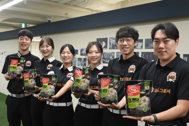 지난 14일 서울 강남구에 위치한 PBA 라운지 오픈 하우스에 모인 하림 오드그로서 프로당구단 선수들이 하림 삼계탕을 들고 포즈를 취하고 있다(왼쪽부터 김영원, 김상아, 박정현, 정보윤, 임완섭, 김준태)