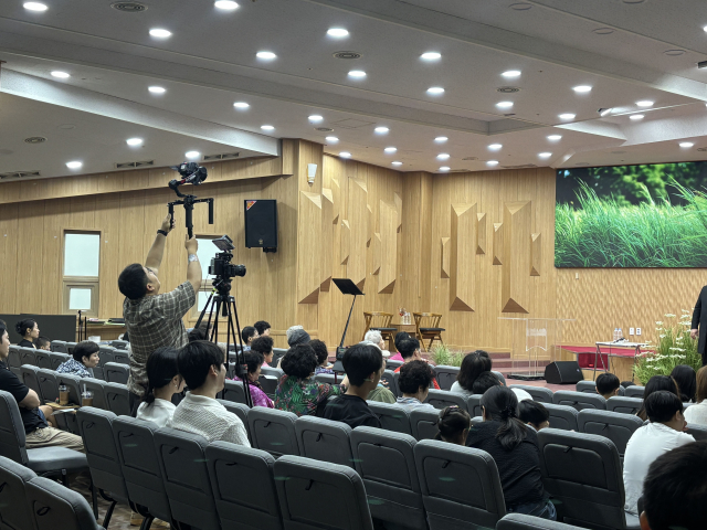 ‘2026년 행복한 동네음악회’가 행복한교회 비전홀에서 진행됐다. 이번 음악회는 지역 주민을 위한 문화예술행사로, 한양 아르떼 피아노의 클래식 공연과 키움센터·행복한 마을학교 아이들의 합창 및 중창 무대가 함께해 의미를 더했다. 사진은 음악회 현장에서 희스토리 프로덕션이 무대와 관객의 모습을 영상과 사진으로 기록하는 모습으로, 세대가 함께 모인 따뜻한 현장 분위기를 담고 있다