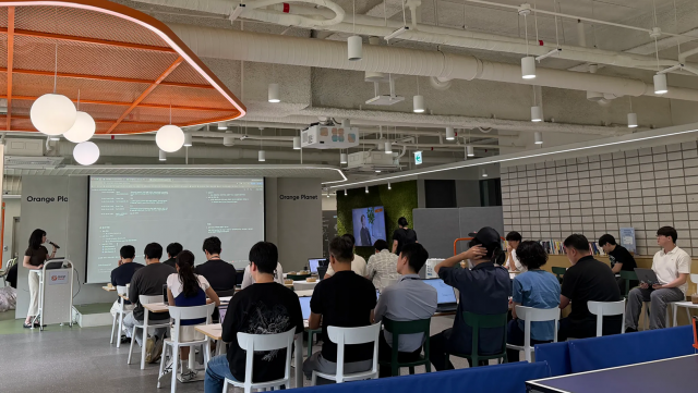 스마일샤크 전혜진 SA(Solutions Architect)가 ‘Agentic <br />
 AI 핸즈온 세미나’에서 실습 교육을 진행하고 있다