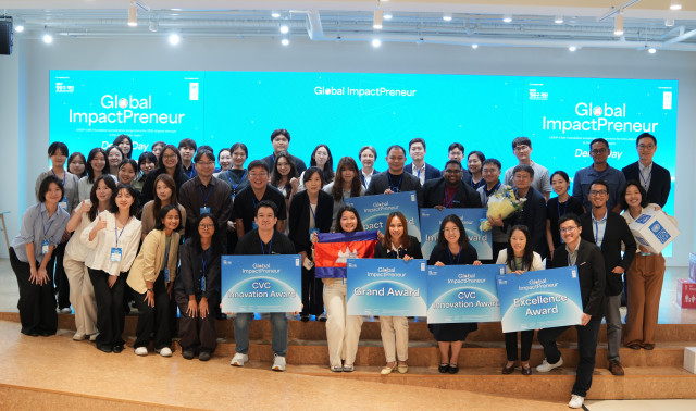 7월 7일 서울에서 열린 Global ImpactPreneur 2026 데모데이 행사에서 UNDP 서울정책센터와 현대차 정몽구 재단 관계자, 참가 스타트업 및 주요 참석자들이 기념 촬영을 하고 있다