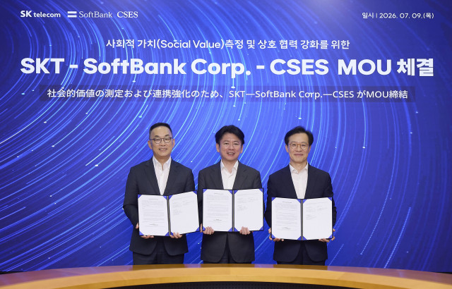 사회적가치연구원(CSES)이 9일 서울 을지로 SKT타워에서 SK텔레콤, 일본 소프트뱅크와 ‘AI·ICT 기업의 사회적가치 측정 및 상호 협력 강화를 위한 업무협약(MOU)’을 체결했다. 왼쪽부터 엄종환 SKT 지속가능경영실장, 겐다 야스유키 일본 소프트뱅크 코퍼레이트 총괄, 나석권 사회적가치연구원 대표이사
