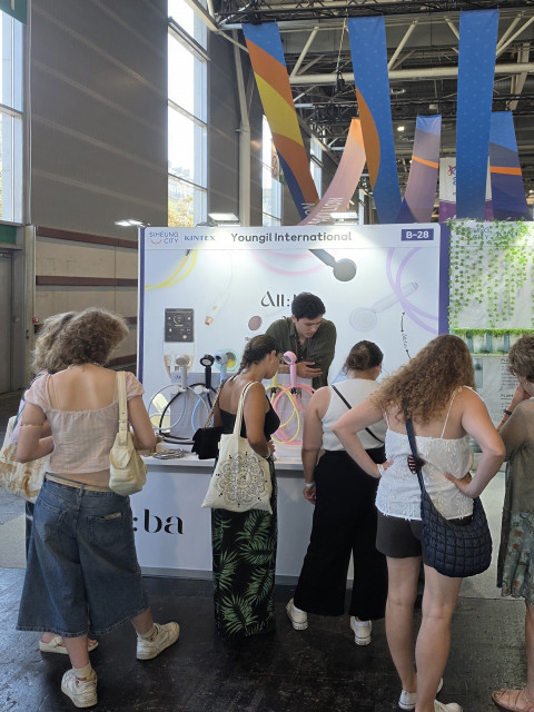 코리아 엑스포 파리(Korea Expo Paris)에서 방문객들이 올바(All:ba)의 의료용 실리콘 샤워 키트 제품을 살펴보고 있다