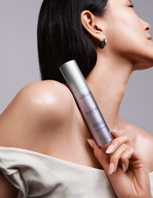 레스토레이티브 스킨 컴플렉스(Restorative Skin Complex): TriHex Technology™와 Octapeptide-45로 볼륨·탄력·수분 개선에 도움을 주는 안티에이징 세럼. 본 제품은 주름 기능성이 아니며, ‘안티에이징’은 노화로 인한 피부 고민(건조·탄력 저하·피부결 거침 등) 완화를 의미한다