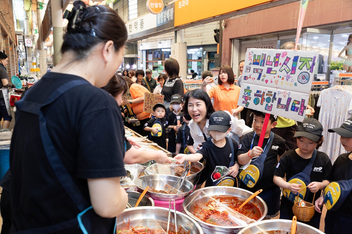 부산 북구 구포시장 '백년시장' 선정 축하…고사리손들이 거리 물들였다