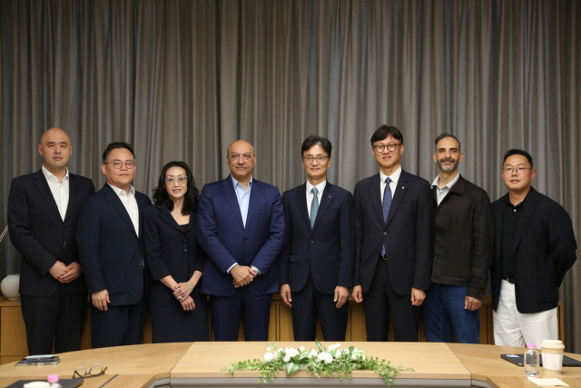 신한투자증권과 구글 클라우드 양사 경영진은 지난달 27일 서울 여의도 신한투자증권 본사에서 만나 금융 에이전트 생태계 조성 및 AI 거버넌스·보안 강화를 위한 장기적 협업 방안을 논의했다. 왼쪽부터 노현빈 신한투자증권 AX기획부 부서장, 한일현 신한투자증권 AX본부장, 루스 선 구글 클라우드 코리아 사장, 카란 바좌(Karan Bajwa) 구글 클라우드 아태지역 총괄, 이선훈 신한투자증권 대표, 이재성 신한투자증권 경영지원그룹장, 모에 압둘라(
