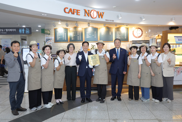 이근수 북구청장과 이종익 대한노인회 대구광역시연합회장, 이숙희 대구북구시니어클럽 관장을 비롯한 법인 관계자 및 카페나우 북구청점 참여 어르신들이 ‘공동체사업단 10주년 사업장 인증패’를 들고 기념촬영을 하고 있다