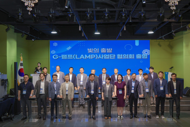 6일 대구에서 열린 G-램프사업단 협의회 출범식 행사에서 이현식 G-램프사업단 협의회장(앞열 왼쪽에서 다섯 번째), 허정은 한국연구재단 학술진흥본부장(앞열 왼쪽에서 여섯 번째)이 전국 20개 대학 사업단 참석자들과 터치버튼 퍼포먼스를 하고 있다