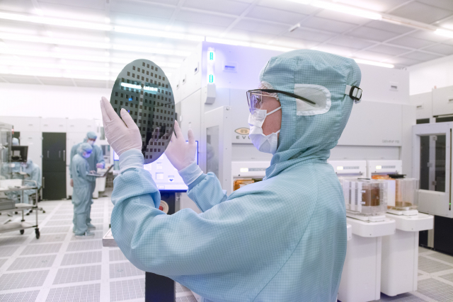 EV Group은 NILPhotonics® 역량 센터 및 이종 집적화 역량 센터(Heterogeneous Integration Competence Center™)를 기반으로 광범위한 웨이퍼 본딩, 나노임프린트 리소그래피 및 박형 웨이퍼 공정 기술 포트폴리오를 통해 차세대 코패키지드 옵틱스(CPO)의 핵심 제조 과제를 해결한다. 이들 시설을 통해 고객과 파트너는 새로운 제품 설계와 제조 공정을 개발·최적화·검증한 후 대량생산으로 전환할 수 있다(
