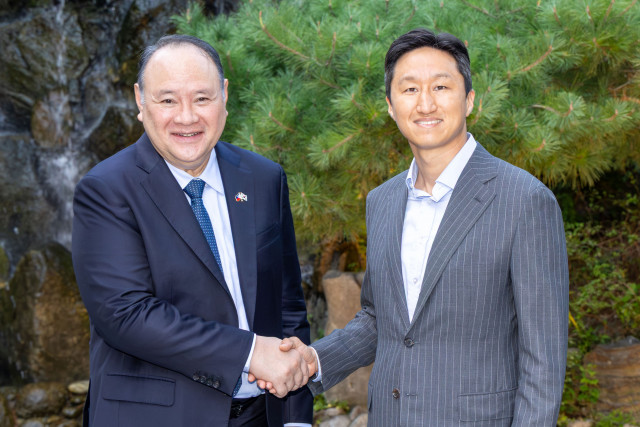 지난 7일(월) 오른쪽부터 HD현대 정기선 회장과 길베르토 테오도로 주니어 필리핀 국방장관이 만나 기념 촬영을 하고 있다