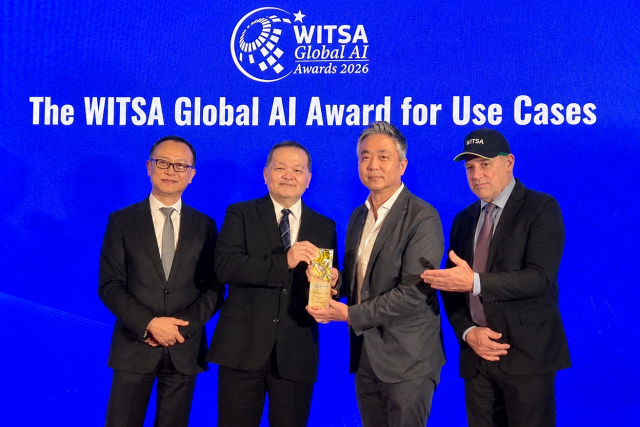 더존비즈온이 1일(현지시간) 대만 타이베이에서 열린 ‘WITSA Global AI Awards 2026’ 시상식에서 ‘AI Use Cases 부문’ 상을 수상했다. 사진 가운데 Dato’ Dr. Sean Seah WITSA 회장과 방영선 더존비즈온 부사장